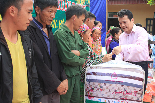 1. Phó Tổng Giám đốc NHCSXH Hoàng Minh Tế  trao quà các hộ nghèo, gia đình chính sách tại xã Nậm Nhừ, huyện Nậm Pồ (Điện Biên)