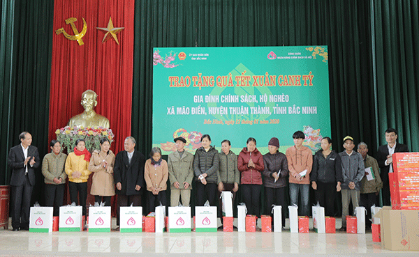 Bà con nhân dân xã Mão Điền nhận quà Tết từ NHCSXH và tỉnh Bắc Ninh