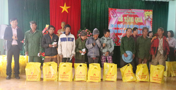 Nhân dịp Tết Nguyên đán Canh Tý, Công đoàn NHCSXH tỉnh Gia Lai trao tặng quà Tết cho 100 hộ nghèo, hộ gia đình chính sách trên địa bàn xã Chư Krey, huyện Kông Chro