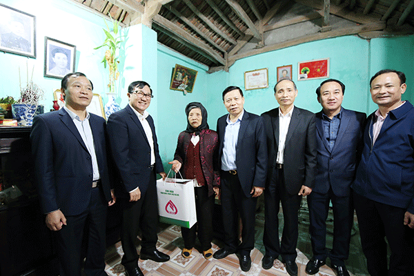 Tổng Giám đốc Dương Quyết Thắng và Bí thư Tỉnh ủy Bắc Ninh Nguyễn Nhân Chiến thăm và tặng quà gia đình chính sách tại xã Tân Chi, huyện Tiên Du (Bắc Ninh)