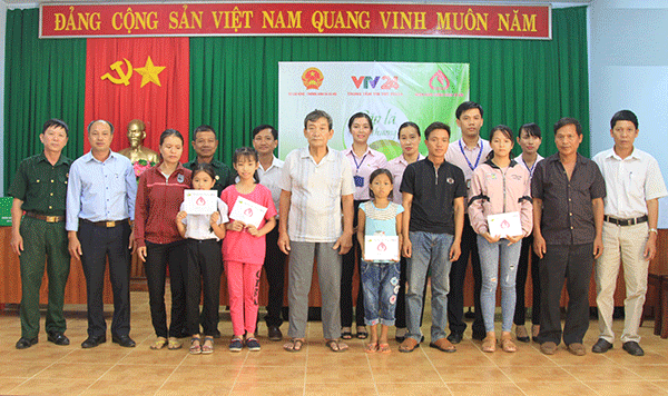 Buổi trao tiền có sự chứng kiến của đại lãnh đạo chính quyền địa phương cùng các hội, đoàn thể tỉnh Bình Phước