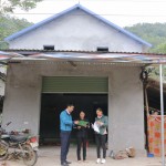 Gia đình anh Triệu Văn Thắng, xã Cao Sơn, huyện Đà Bắc phấn khởi bên căn nhà mới