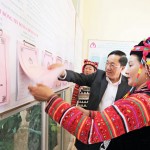 Trong chuyến công tác đầu xuân năm mới, Tổng Giám đốc NHCSXH Dương Quyết Thắng đã đến xã Sín Thầu, huyện Mường Nhé (Điện Biên) kiểm tra thông tin tín dụng chính sách được công khai tại Điểm giao dịch xã