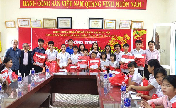 Nhân dịp Tết Nguyên đán Canh Tý năm 2020, Công đoàn NHCSXH thành phố Đà Nẵng có chương trình đến thăm và tặng quà các em nhỏ đang được nuôi dưỡng tại Trung tâm trẻ mồ côi - Làng Hy Vọng và Trung tâm trẻ mồ côi Hoa Mai Đà Nẵng.