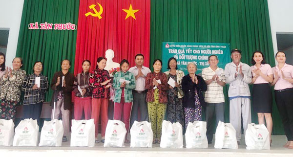 Nhân dịp Tết Nguyên đán Canh Tý 2020,Công đoàn cơ sở NHCSXH tỉnh Bình Thuận thăm và tặng 220 suất quà cho hộ nghèo, gia đình có hoàn cảnh khó khăn, chính sách trên địa bàn tỉnh