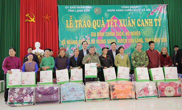 Lãnh đạo NHCSXH và chính quyền địa phương tặng quà cho bà con nhân dân xã Hoàng Việt, huyện Văn Lãng (Lạng Sơn)