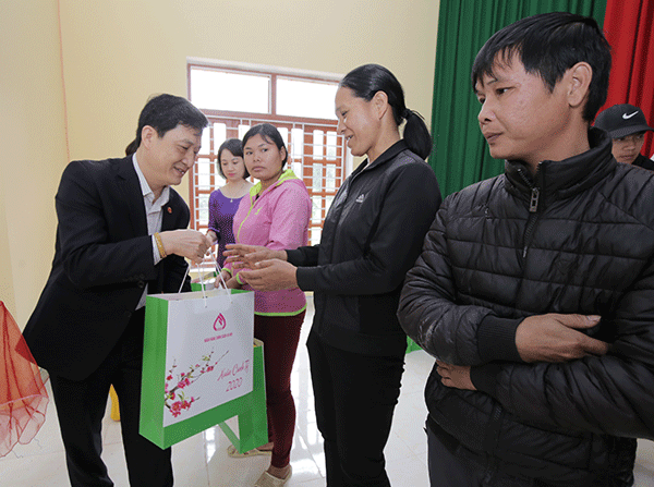 Lãnh đạo Công đoàn NHCSXH, chi nhánh NHCSXH các tỉnh tặng quà cho bà con nhân dân tại các xã thuộc tỉnh Lạng Sơn và Cao Bằng