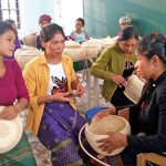 Hồ Thị Thanh (ngoài cùng bên phải) chia sẻ kinh nghiệm thoát nghèo với chị em phụ nữ xã Trọng Hóa, huyện Minh Hóa (Quảng Bình)