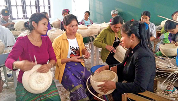 Hồ Thị Thanh (ngoài cùng bên phải) chia sẻ kinh nghiệm thoát nghèo với chị em phụ nữ xã Trọng Hóa, huyện Minh Hóa (Quảng Bình)