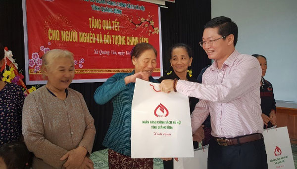 Công đoàn NHCSXH tỉnh Quảng Bình tổ chức thăm hỏi, tặng quà Tết Nguyễn đán 2020 cho các hộ nghèo, gia đình chính sách tại 2 xã Quảng Sơn và Quảng Văn, thị xã Ba Đồn