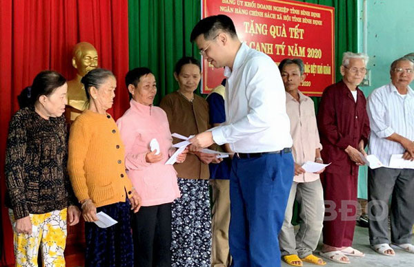 Công đoàn cơ sở NHCSXH tỉnh Bình Định thăm và tặng 30 suất quà Tết cho 30 hộ nghèo, hộ chính sách khó khăn tại xã Tây Xuân, huyện Tây Sơn