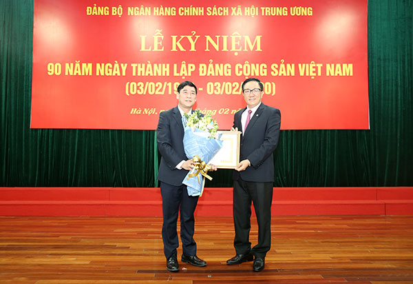 Bí thư Đảng bộ NHCSXH TW, Tổng Giám đốc Dương Quyết Thắng trao tặng Huy hiệu 30 năm tuổi Đảng cho Bí thư Chi bộ XDCB NHCSXH Nguyễn Văn Hiếu
