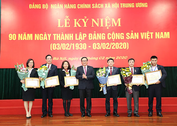 Các đảng viên hoàn thành xuất sắc nhiệm vụ 5 năm (2015 - 2019) và cá nhân đạt giải cuộc thi Búa liềm vàng năm 2019 nhận khen thưởng của Đảng bộ Khối doanh nghiệp TW