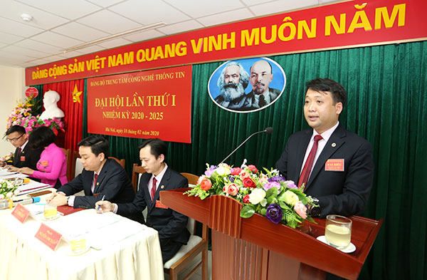 Đồng chí Phạm Lê Minh, Bí thư Đảng bộ, Giám đốc Trung tâm CNTT báo cáo kết quả thực hiện nhiệm vụ nhiệm kỳ 2015 - 2020