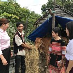 Ông Đinh Hồng Sâm, người Bana chia sẻ với cán bộ NHCSXH, hội đoàn thể về việc sử dụng đồng vốn ưu đãi để nuôi bò sinh sản
