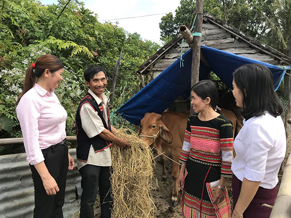 Ông Đinh Hồng Sâm, người Bana chia sẻ với cán bộ NHCSXH, hội đoàn thể về việc sử dụng đồng vốn ưu đãi để nuôi bò sinh sản