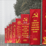 Cờ hoa, khẩu hiệu được trang trí tại Trung tâm Hội nghị Quốc gia chào mừng kỷ niệm 90 năm Ngày thành lập Đảng Cộng sản Việt Nam. Ảnh: Thành Đạt/TTXVN