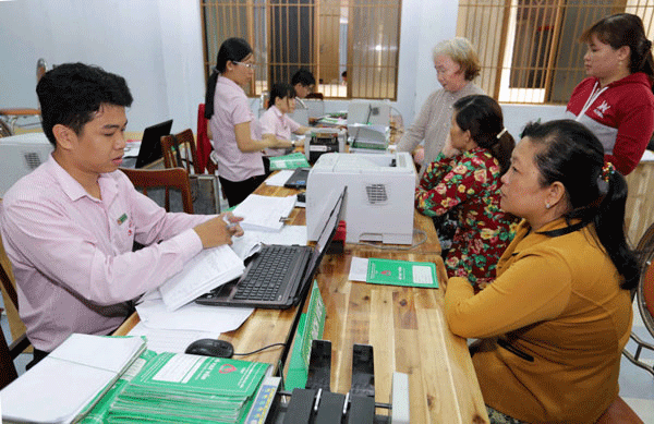 Người nghèo ở các xã nghèo của tỉnh Ninh Thuận nhận vốn vay ưu đãi thuận lợi ngay tại Điểm giao dịch xã