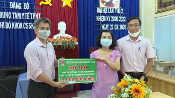 Công đoàn cơ sở NHCSXH tỉnh Khánh Hòa hỗ trợ 5 triệu đồng để trang bị dụng cụ, thiết bị y tế phòng chống dịch cho Trung tâm Y tế thành phố  