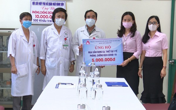 Các Phòng giao dịch NHCSXH TP Đà nẵng trao tiền ủng hộ cho các trung tâm y tế quận, huyện