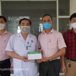 NHCSXH huyện Hưng Nguyên trao tiền hỗ trợ phòng chống Sars CoV2