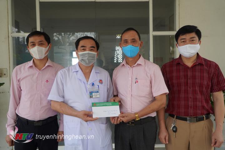 NHCSXH huyện Hưng Nguyên trao tiền hỗ trợ phòng chống Sars CoV2