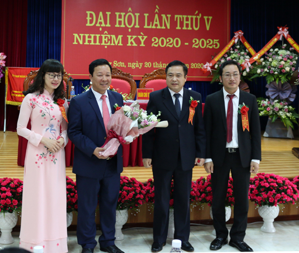 Đảng ủy Khối doanh nghiệp tỉnh Lạng Sơn chúc mừng chi bộ NHCSXH tỉnh Lạng Sơn, nhiệm kỳ 2020 - 2025