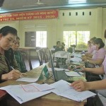 Người dân làm thủ tục gửi tiết kiệm tại Điểm giao dịch xã Hòa Quang Bắc, huyện Phú Hòa