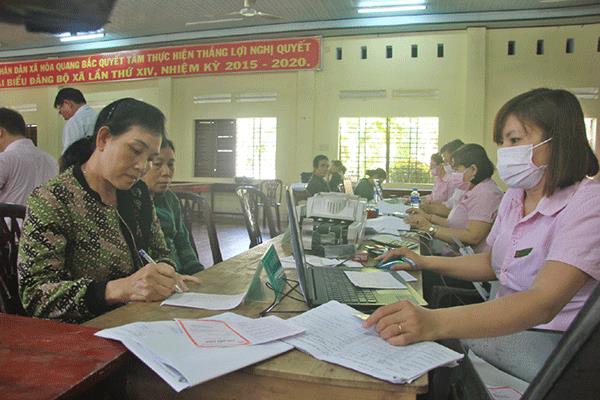 Người dân làm thủ tục gửi tiết kiệm tại Điểm giao dịch xã Hòa Quang Bắc, huyện Phú Hòa