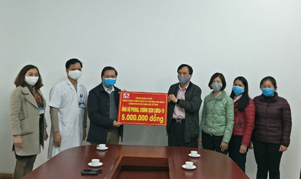 Công đoàn sơ sở NHCSXH tỉnh Cao Bằng trao tiền hỗ trợ cho Trung tâm Y tế Thành phố