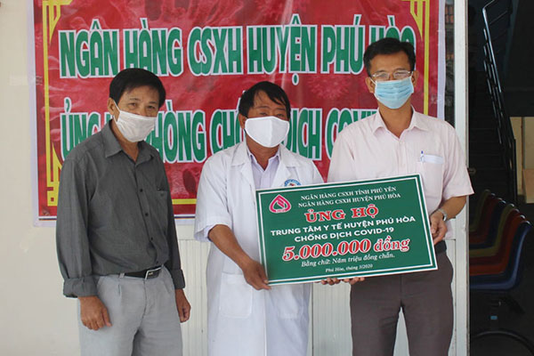 Công đoàn cơ sở NHCSXH tỉnh Phú Yên  trao tổng cộng 45 triệu đồng cho trung tâm y tế 9 huyện, thị xã, thành phố trên địa bàn tỉnh