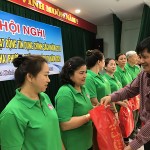 Giám đốc NHCSXH TP Đà Nẵng tặng quà cho các Tổ trưởng tổ tiết kiệm và vay vốn.