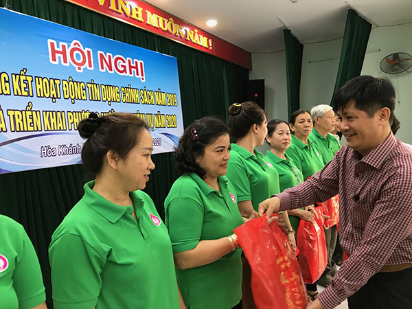 Giám đốc NHCSXH TP Đà Nẵng tặng quà cho các Tổ trưởng tổ tiết kiệm và vay vốn.