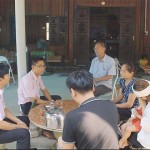Đại diện Công đoàn cơ sở NHCSXH tỉnh Nghệ An ân cần thăm hỏi chia sẻ, động viên gia đình Đại úy Sầm Quốc Nghĩa