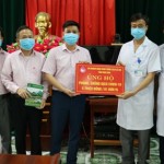 Đại diện NHCSXH tỉnh trao tiền ủng hộ cho Trung tâm Y tế huyện Yên Khánh