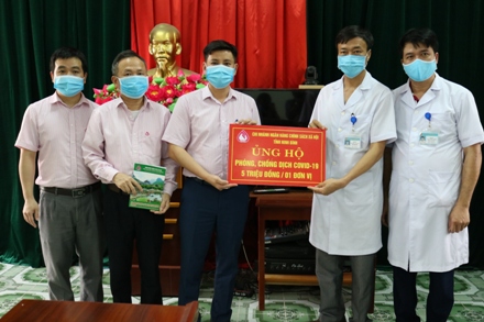 Đại diện NHCSXH tỉnh trao tiền ủng hộ cho Trung tâm Y tế huyện Yên Khánh