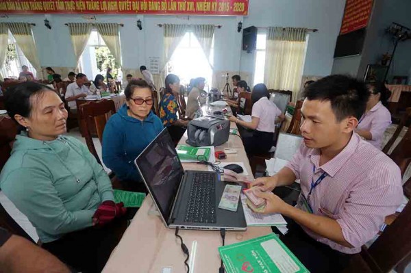 NHCSXH huyện Vạn Ninh giao dịch với người nghèo tại Điểm giao dịch xã