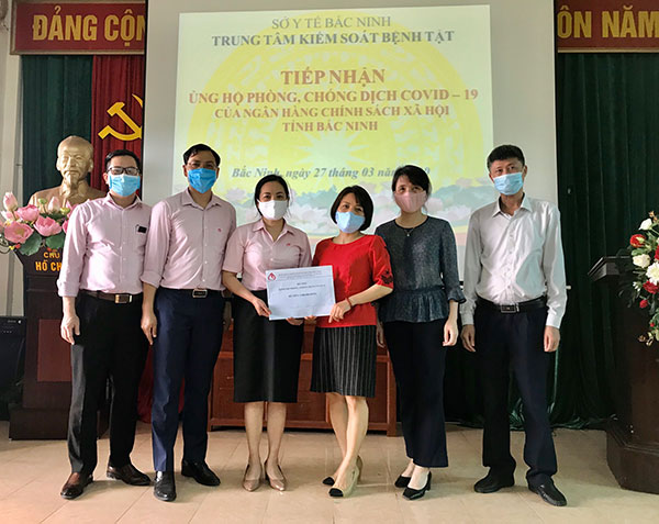 Đại diện NHCSXH tỉnh Bắc Ninh trao quà cho các cán bộ, y, bác sỹ trực tiếp làm công tác phòng, chống dịch