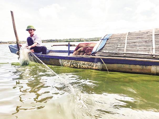 Gia đình ông Lê Hạnh đã thoát nghèo bền vững nhờ mô hình đánh bắt cá và nuôi cá lồng