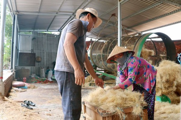 Làng nghề chỉ xơ dừa An Thạnh, xã Đa Phước Hội, huyện Mỏ Cày giải quyết nhiều việc làm cho người dân địa phương