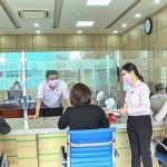 Cán bộ của NHCSXH huyện Vĩnh Linh cấp phát miễn phí khẩu trang y tế cho khách hàng