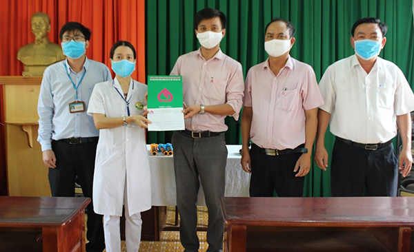 NHCSXH huyện Buôn Đôn (Đắk Lắk) đã trao tặng 5 triệu đồng cho Trung tâm Y tế huyện trong công tác phòng chống dịch bệnh Covid – 19
