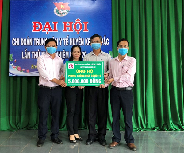 Công đoàn cơ sở NHCSXH tỉnh Đắk Lắk ủng hộ Trung tâm Y tế huyện để mua sắm trang thiết bị  