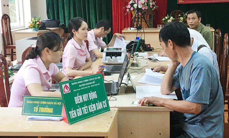 NHCSXH tỉnh Quảng Ninh giải ngân nguồn vốn ưu đãi nhà ở xã hội cho người dân tại các Điểm giao dịch xã.
