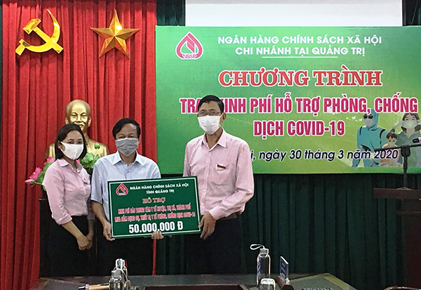 Đại diện lãnh đạo NHCSXH tỉnh Quảng Trị trao tiền ủng hộ phòng, chống Covid -19 cho Sở Y tế