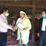 Tổ chức Công đoàn NHCSXH huyện đã đến chia sẻ, động viên gia đình bà Lò Thị Tuyết