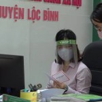 Cán bộ NHCSXH huyện Lộc Bình trao đổi công việc