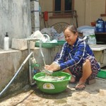 Gia đình bà Nguyễn Thị Liên vay vốn dẫn đường nước sạch về dùng