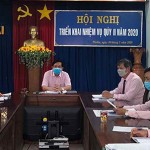 Ông Lê Văn Chí (ngồi giữa) - Giám đốc NHCSXH tỉnh Gia Lai điều hành Hội nghị trực tuyến với 17 Phòng giao dịch huyện, thị xã, thành phố vào ngày 27/3/2020