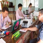 NHCSXH huyện Lộc Ninh giải ngân vốn tín dụng đến khách hàng Ảnh được thực hiện trước ngày 01/4/2020